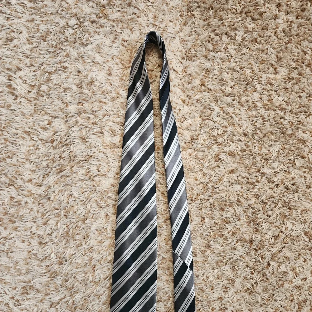 Donald J. Trump Signature Collection Black Gray Striped Men‎ Silk Neck Tie